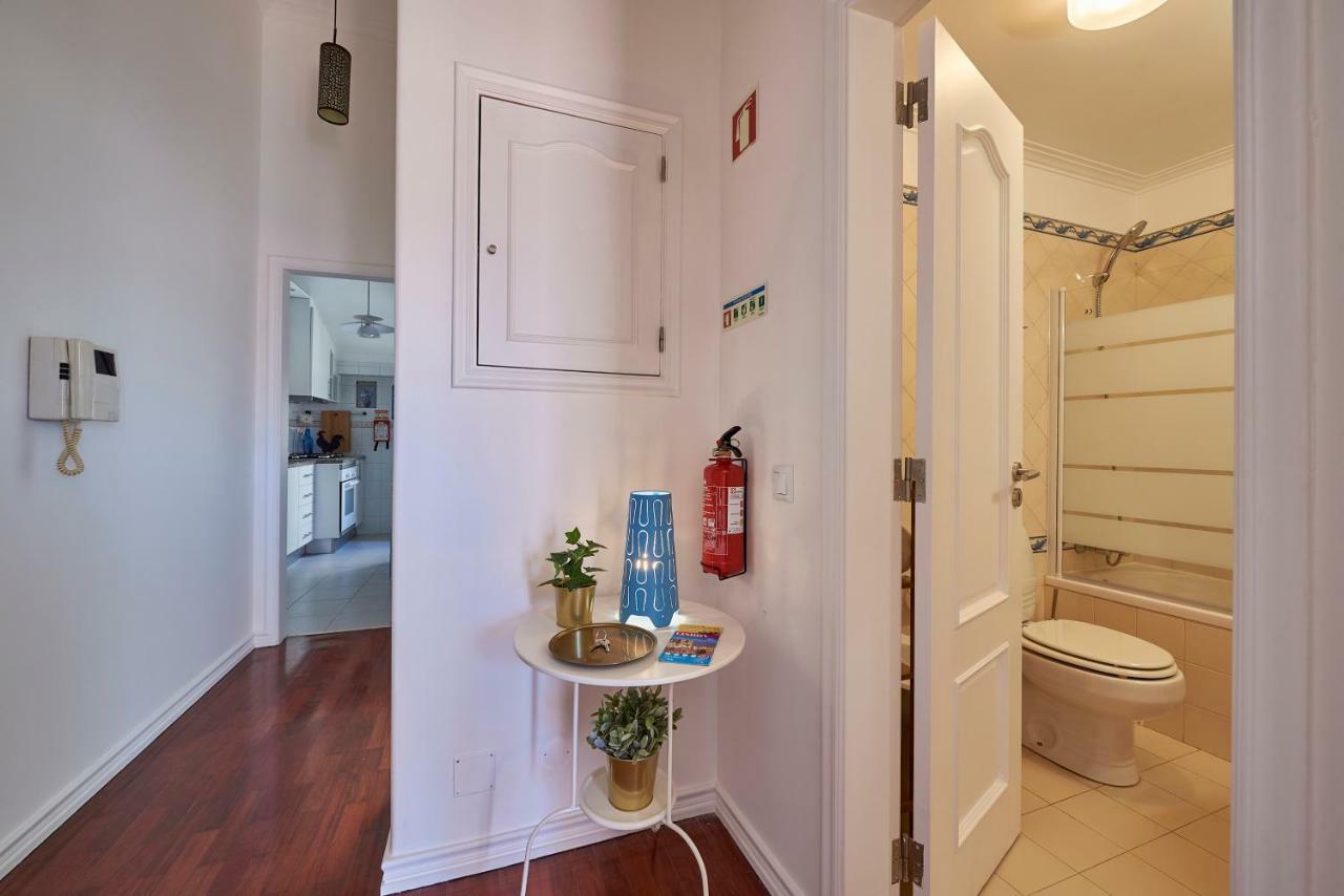 Cozy Apartment In Historic Center With Terrace Lisbon Bagian luar foto